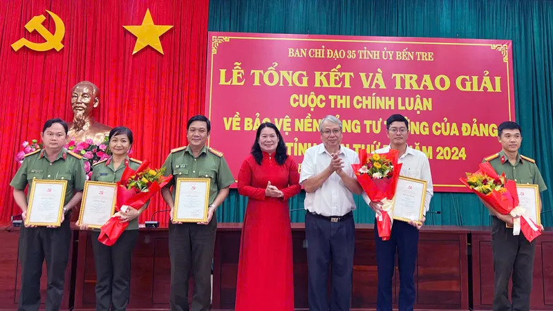 Ban tổ chức trao giải A cho các tác giả