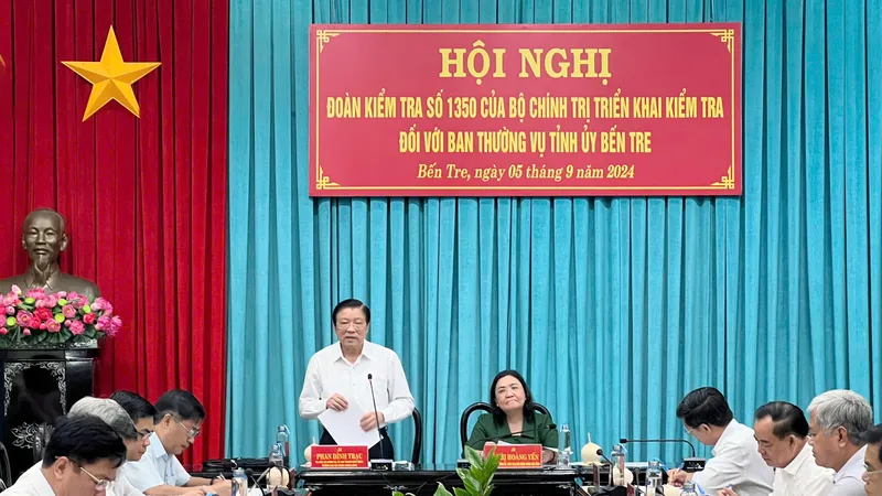 Đồng chí Phan Đình Trạc làm việc với Ban Thường vụ Tỉnh uỷ Bến Tre