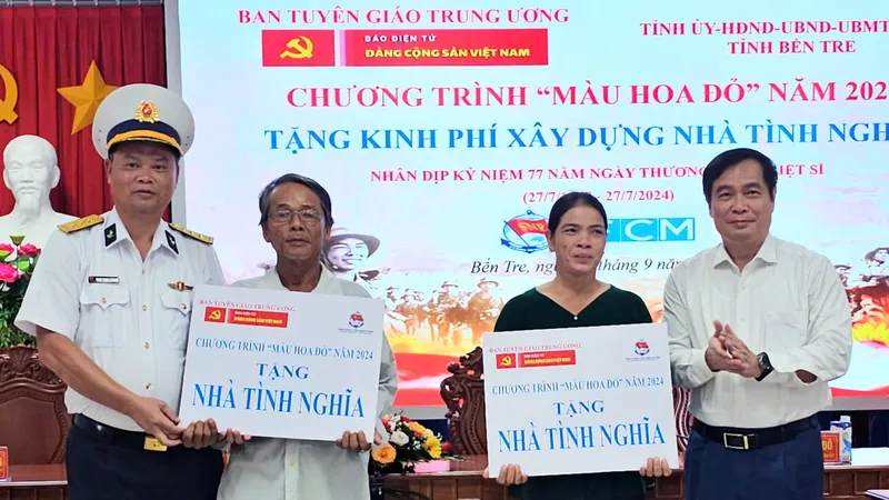 Đồng chí Phan Xuân Thuỷ, Phó trưởng Ban Tuyên giáo Trung ương trao nhà tình nghĩa cho thân nhân gia đình liệt sĩ