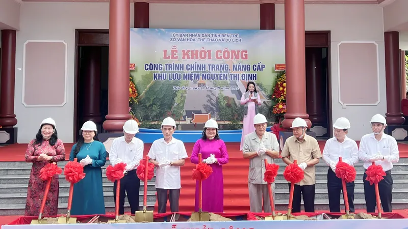 Lãnh đạo tỉnh và nhà tài trợ thực hiện nghi thức khởi công