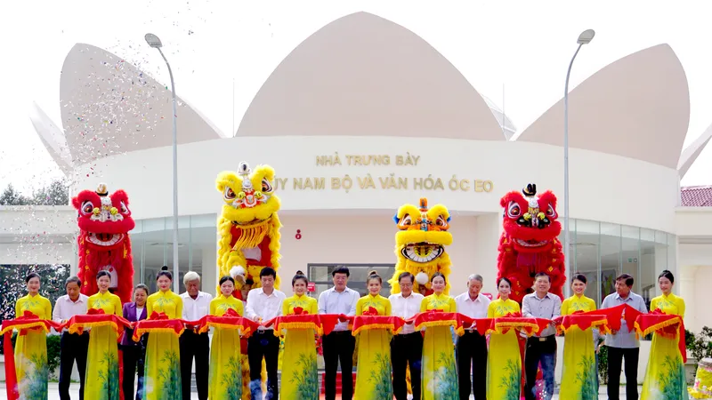 Đồng chí Lê Quốc Phong, Bí thư Tỉnh ủy Đồng Tháp cùng các đại biểu thực hiện nghi thức cắt băng khánh thành. Ảnh: VÕ KHA