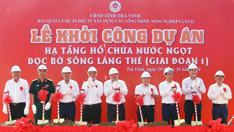 Các đại biểu thực hiện nghi thức khởi công dự án