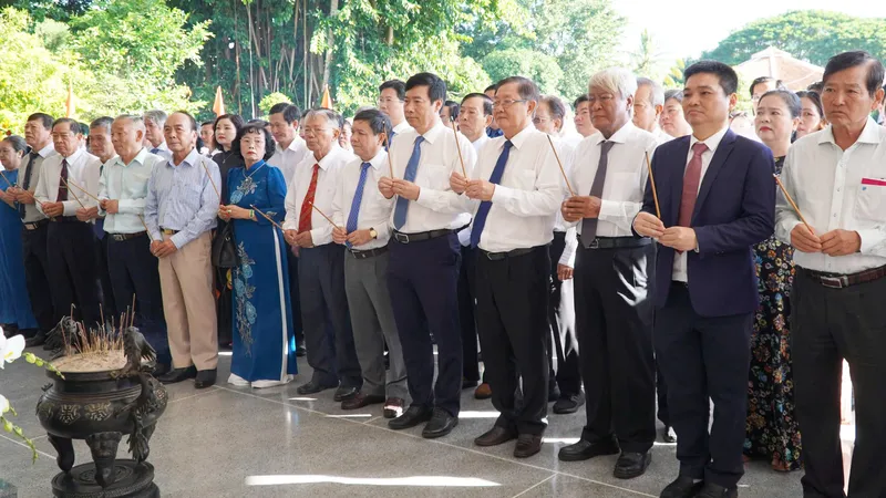 Lãnh đạo UBND tỉnh Đồng Tháp và người dân đến dâng hương Cụ Phó bảng Nguyễn Sinh Sắc