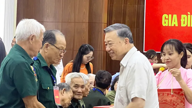Tổng Bí thư Tổ Lâm ân cần thăm hỏi và tặng quà cho các mẹ Việt Nam anh hùng, các gia đình chính sách tiểu biểu tỉnh Đồng Tháp