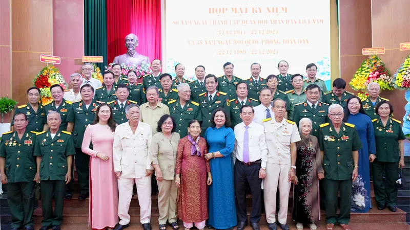Các đại biểu chụp ảnh lưu niệm