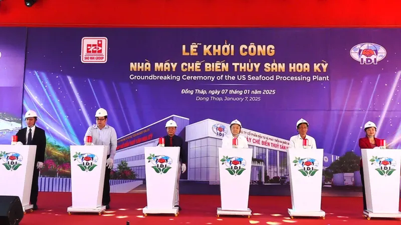 Phó Bí thư Thường trực, Chủ tịch HĐND tỉnh Đồng Tháp cùng các đại biểu thực hiện nghi thức khởi công nhà máy. Ảnh: ĐĂNG KHOA