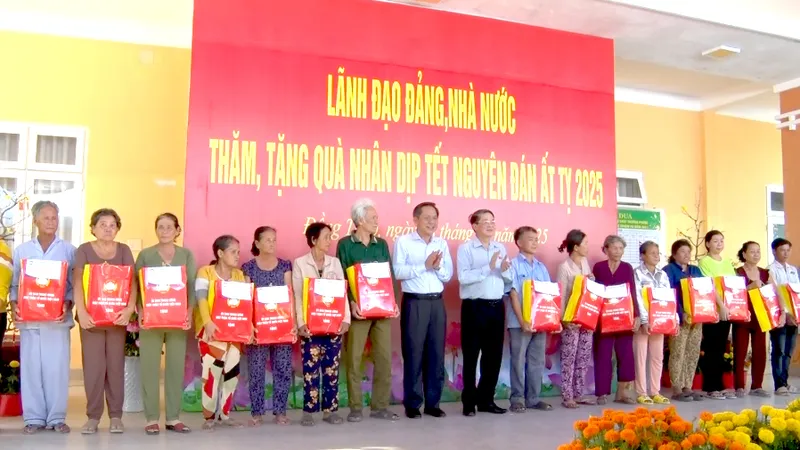 Phó Chủ tịch Quốc hội Nguyễn Đức Hải trao tặng quà đến gia đình chính sách, hộ có hoàn cảnh khó khăn trên địa bàn huyện Hồng Ngự, tỉnh Đồng Tháp