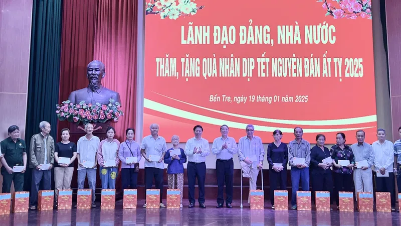 Phó Chủ tịch Quốc hội Nguyễn Đức Hải tặng quà tết tại Bến Tre