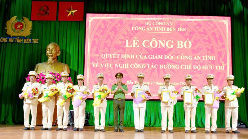 Trao quyết định nghỉ hưu theo nguyện vọng cho 25 đồng chí là lãnh đạo cấp phòng, huyện thuộc lực lượng Công an tỉnh Bến Tre. Ảnh: Công an Bến Tre