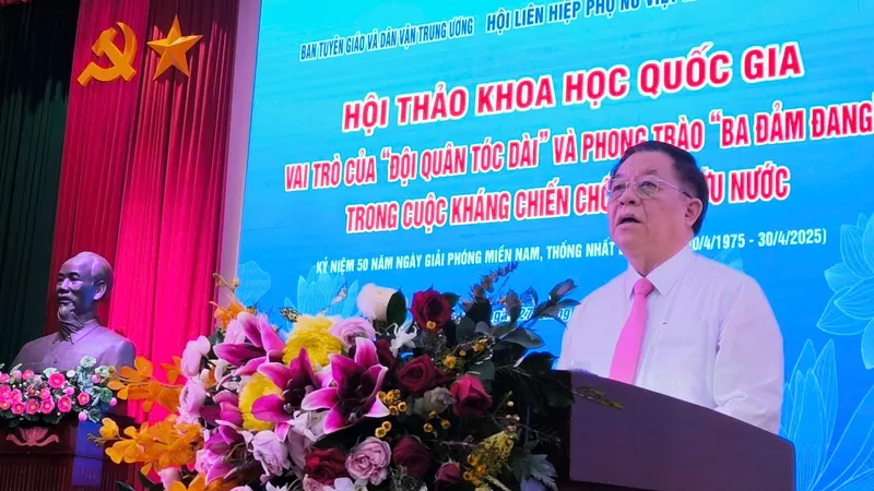 Đồng chí Nguyễn Trọng Nghĩa, Ủy viên Bộ Chính trị, Bí thư Trung ương Đảng, Trưởng Ban Tuyên giáo và Dân vận Trung ương phát biểu tại hội thảo