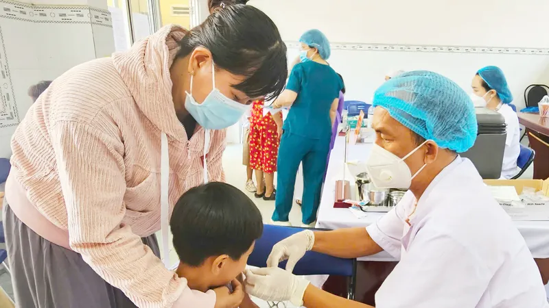 Các tỉnh miền Tây chủ động tiêm vắc-xin phòng chống dịch bệnh sởi cho trẻ em trên địa bàn