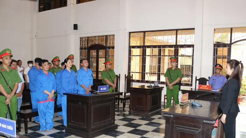 Các bị cáo tại phiên toà. Ảnh: PHẠM HƠN