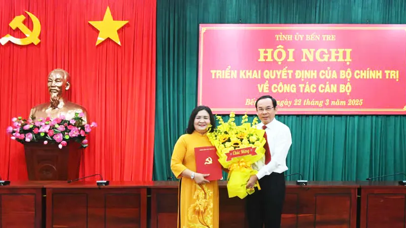 Đồng chí Nguyễn Văn Nên trao quyết định của Bộ Chính trị chuẩn y đồng chí Hồ Thị Hoàng Yến, Quyền Bí thư Tỉnh uỷ giữ chức Bí thư Tỉnh uỷ Bến Tre