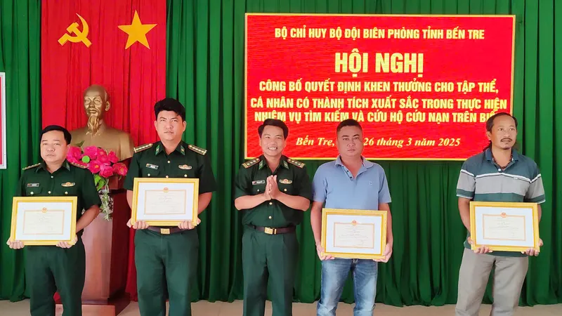 Khen thưởng 4 cá nhân vì có thành tích trong thực hiện nhiệm vụ tìm kiếm và cứu hộ cứu nạn trên biển
