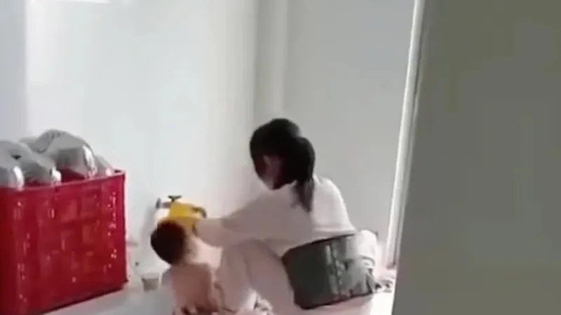 Bảo mẫu của cơ sở mầm non Thu Sương bạo lực để đúc cơm cho trẻ. Ảnh cắt từ clip