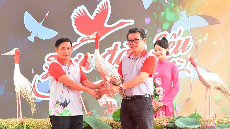 Đồng Tháp tiếp nhận 6 cá thể sếu đầu đỏ từ Thái Lan