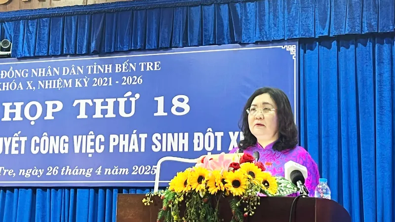 Đồng chí Hồ Thị Hoàng Yến, Bí thư Tỉnh uỷ, Chủ tịch HĐND tỉnh Bến Tre phát biểu tại kỳ họp.