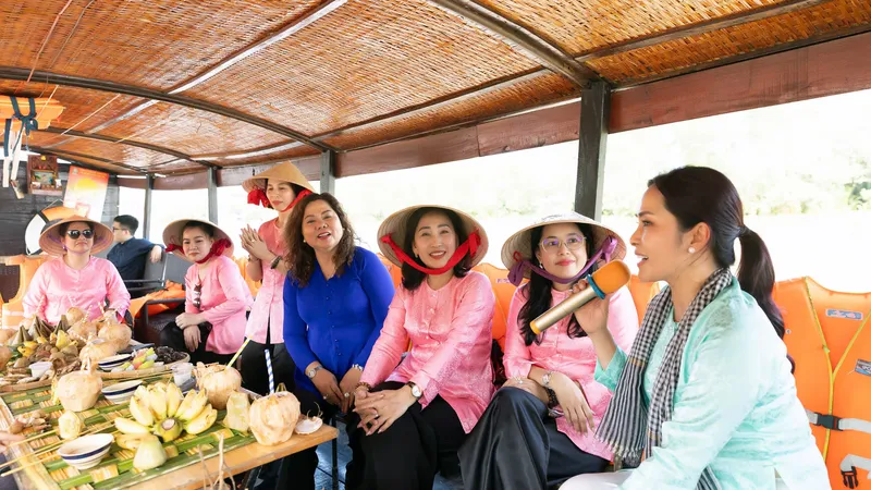 Khách du lịch thích thú đến với không gian xanh mát tại Bến Tre