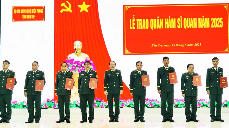 Đại tá Đoàn Minh Trung, Chỉ huy trưởng BĐBP tỉnh Bến Tre, trao quyết định thăng quân hàm cho các sĩ quan