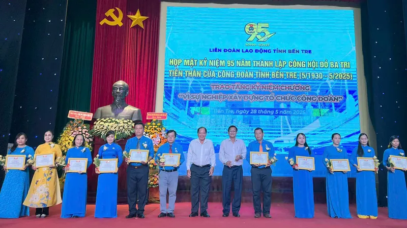 Tuyên dương 86 cán bộ công đoàn tiêu biểu trong hoạt động công đoàn và phong trào công nhân viên chức lao động tại Bến Tre