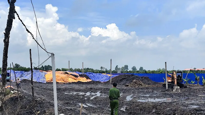 Công an kiểm tra và lập biên bản tại hiện trường vụ xả thải. Ảnh: CACC