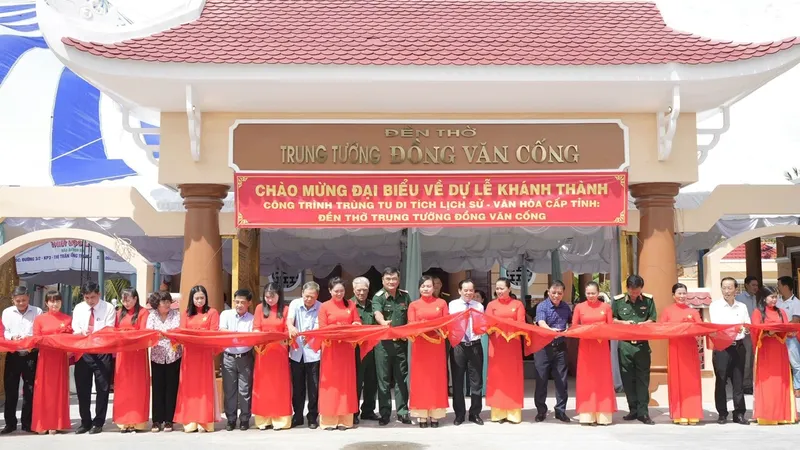 Các đại biểu thực hiện nghi thức cắt băng khánh thành công trình trùng tu, sửa chữa Di tích lịch sử văn hóa cấp tỉnh Đền thờ Trung tướng Đồng Văn Cống. Ảnh: PT