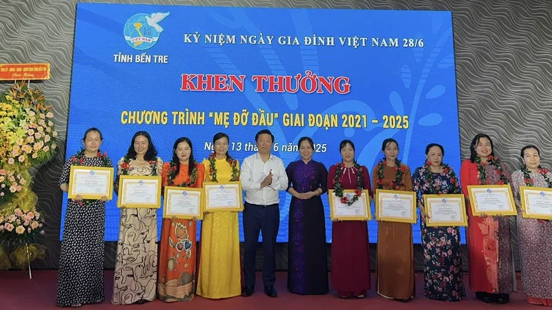 Phó Bí thư Thường trực Tỉnh uỷ Bến Tre Trần Thanh Lâm tuyên dương các cá nhân tiêu biểu thực hiện Đề án 938 và Mẹ đỡ đầu