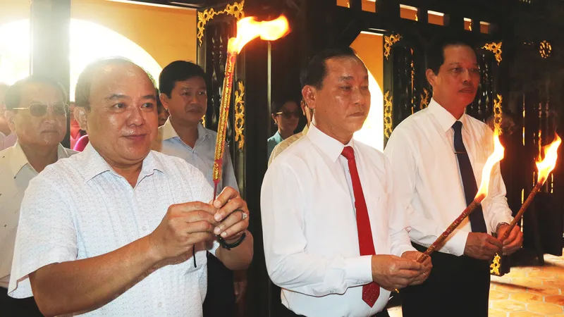 Các đại biểu dâng hương tại Đền thờ Đức Quốc Công Phạm Đăng Hưng. Ảnh: ĐT