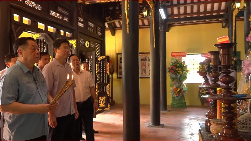 Đồng chí Nguyễn Trọng Nghĩa dâng hương tại Đền thờ liệt sĩ Gò Công