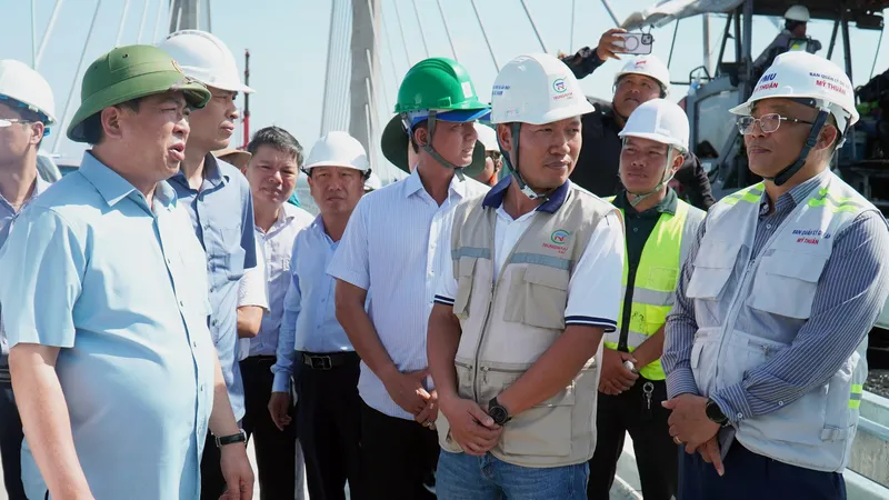 Bộ trưởng Bộ Xây dựng Trần Hồng Minh kiểm tra thực tế tại dự án cầu Rạch Miễu 2. Ảnh: MT