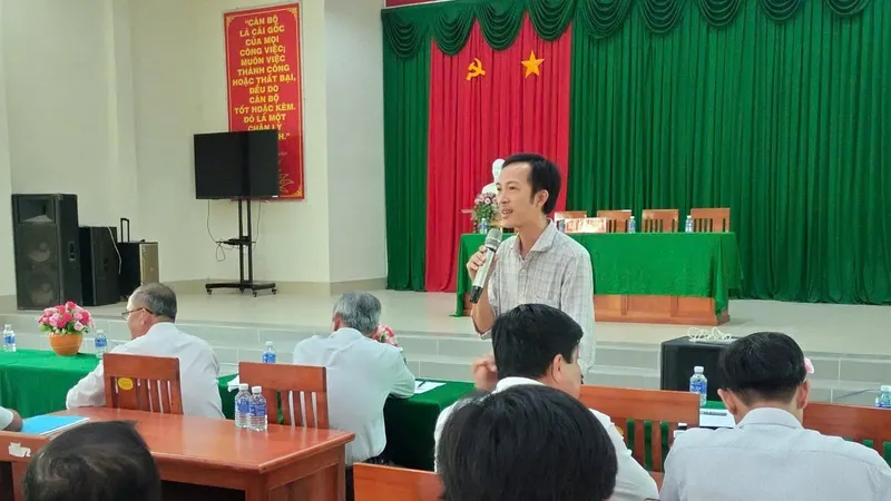 Ông Võ Văn Ngoan, Phó Giám đốc Sở NN-MT tỉnh Vĩnh Long đối thoại với các hộ dân bị ảnh hưởng bởi bãi rác An Hiệp.