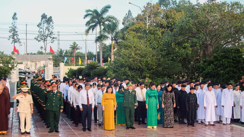Đoàn Tỉnh ủy - HĐND - UBND - Ủy ban MTTQ Việt Nam tỉnh Vĩnh Long dâng hoa tưởng niệm tại Nghĩa trang Liệt sĩ Bến Tre (trước đây). Ảnh: P.H