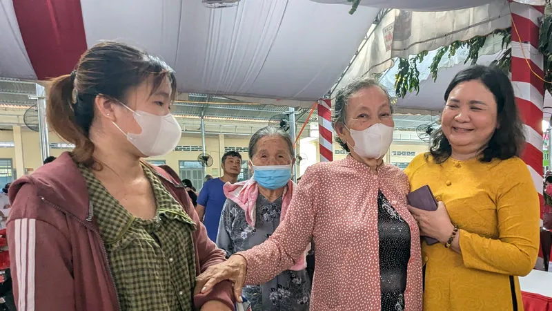 Tặng quà, khám chữa bệnh cho người có công ở quê hương Đồng Khởi