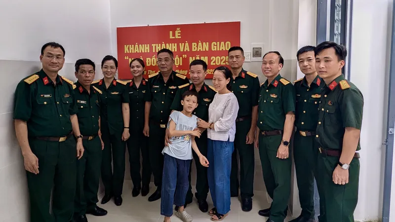 Các đại biểu chụp ảnh lưu niệm cùng gia đình