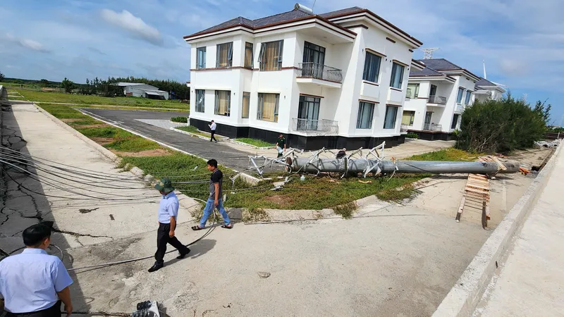 Lực lượng chức năng khẩn trương khắc phục sự cố gãy 13 trụ truyền tải điện