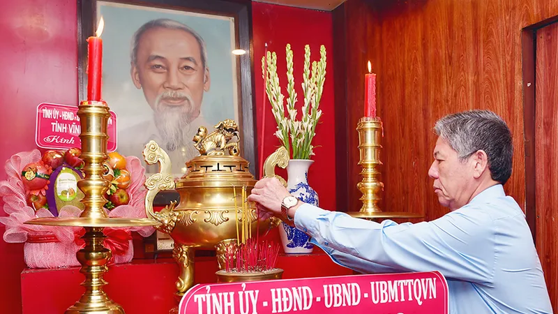 Bí thư Tỉnh ủy Vĩnh Long Ngô Chí Cường dâng hương tại Đền thờ Chủ tịch Hồ Chí Minh. Ảnh: BT