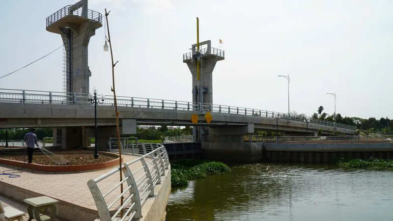 Cống Bến Rớ đã đưa vào sử dụng, phát huy hiệu quả ngăn mặn trữ ngọt tại địa phương. Ảnh: MĐ