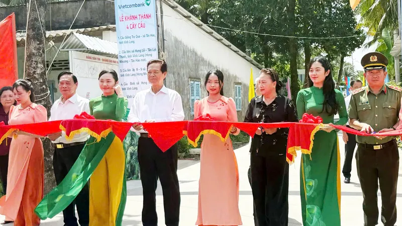 Các đại biểu thực hiện nghi thức cắt băng khánh thành. Ảnh: HT
