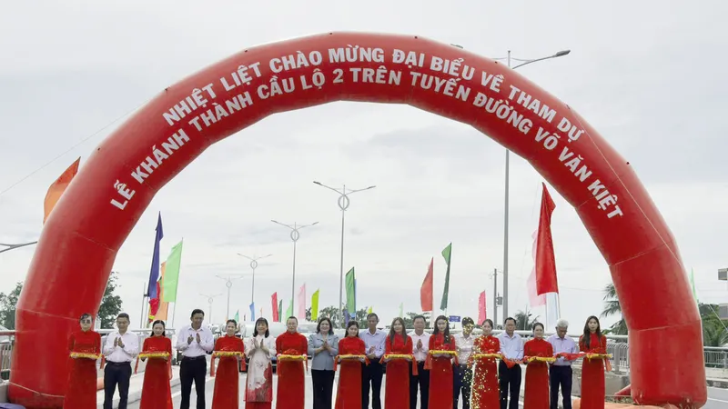 Các đại biểu thực hiện nghi thức cắt băng khánh thành