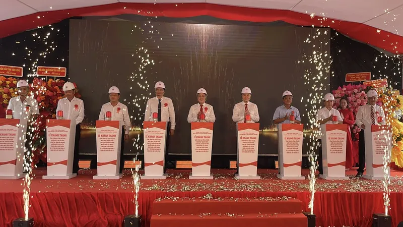 Các đại biểu thực hiện nghi thức cắt băng khánh thành hồ chứa nước ngọt dọc sông Láng Thé giai đoạn 1