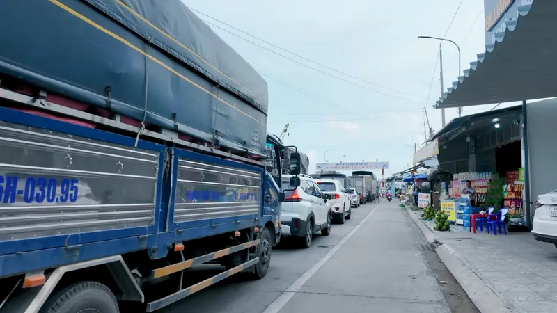 Bến phà Đình Khao thường kẹt xe khi lưu lượng xe tăng đột biến vào các ngày cuối tuần