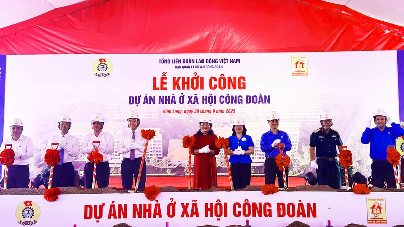 Các đại biểu thực hiện nghi thức khởi công dự án