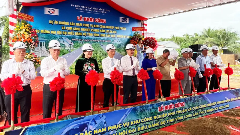 Các đại biểu thực hiện nghi thức khởi công dự án