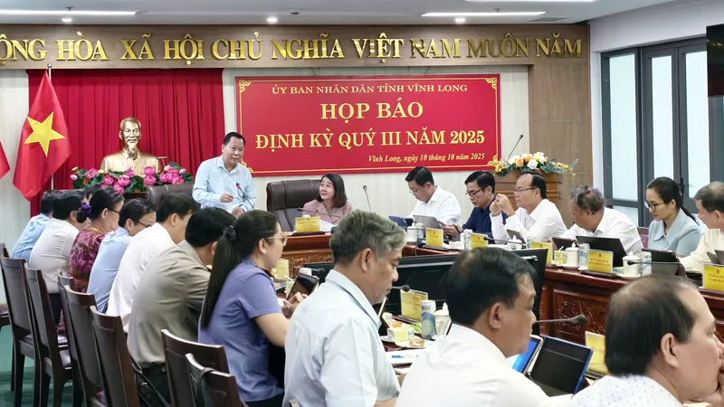 Chánh Văn phòng UBND tỉnh Vĩnh Long Nguyễn Mạnh Hùng phát biểu tại buổi họp báo