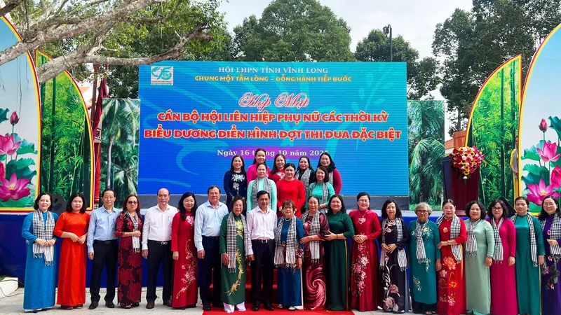 Các đại biểu chụp hình lưu niệm