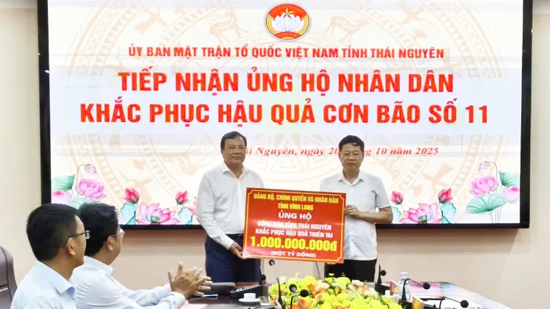 Thay mặt Đảng bộ, chính quyền và nhân dân tỉnh Vĩnh Long, đồng chí Lê Văn Hẳn, Chủ tịch Ủy ban MTTQ Việt Nam tỉnh Vĩnh Long tặng tỉnh Thái Nguyên 1 tỷ đồng khắc phục thiên tai. Ảnh: QH