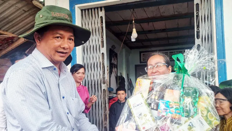 Bí thư Tỉnh ủy Vĩnh Long Trần Văn Lâu thăm hỏi, động viên bà con bị ảnh hưởng bởi vụ lở đê bao cồn Thanh Long. Ảnh: BD
