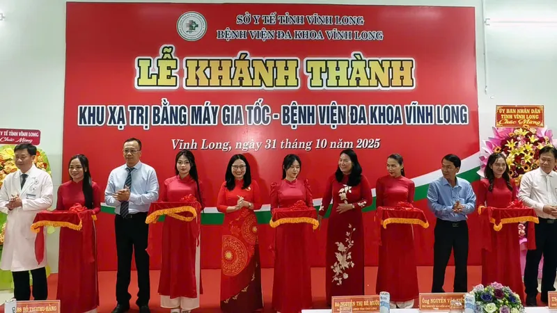 Các đại biểu thực hiện nghi thức cắt băng khánh thành. Ảnh: TÍN HUY