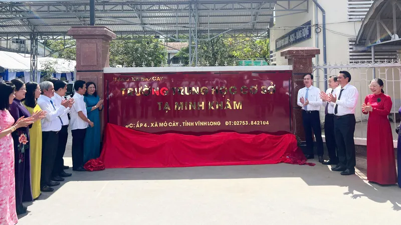 Các đại biểu thực hiện nghi thức gắn biển tên trường