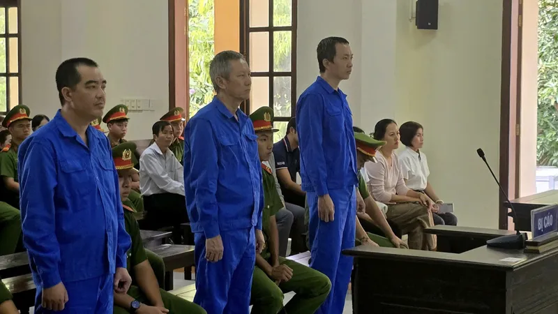 Bị cáo Nguyễn Thiện Chí ở giữa. Ảnh: HT